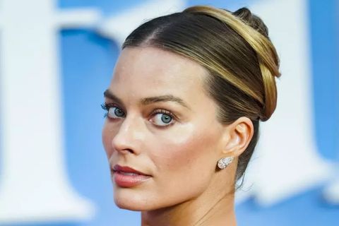 Imagini cu Margot Robbie într-o rochie transparentă și spectaculoasă. Cum arată din față ținuta actriței în vârstă de 35 de ani
